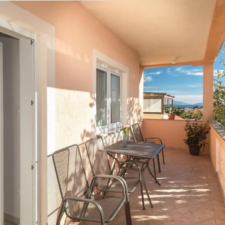 Appartamento Two Bedroom With Balcony And Pool