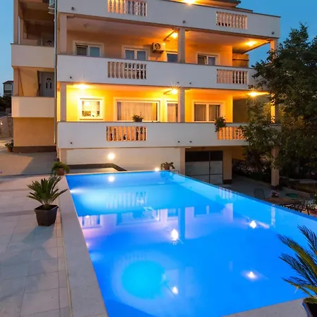Two Bedroom With Balcony And Pool *