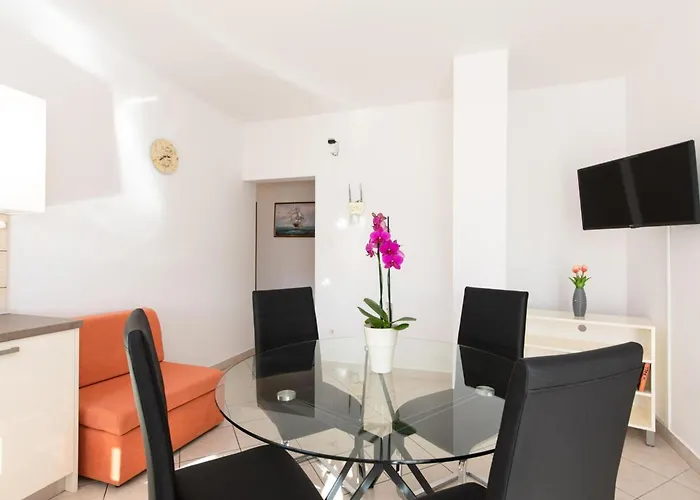 Two Bedroom With Balcony And Pool Apartamento Krk Town