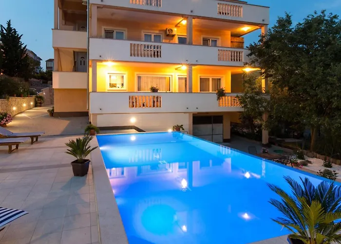 Two Bedroom With Balcony And Pool *